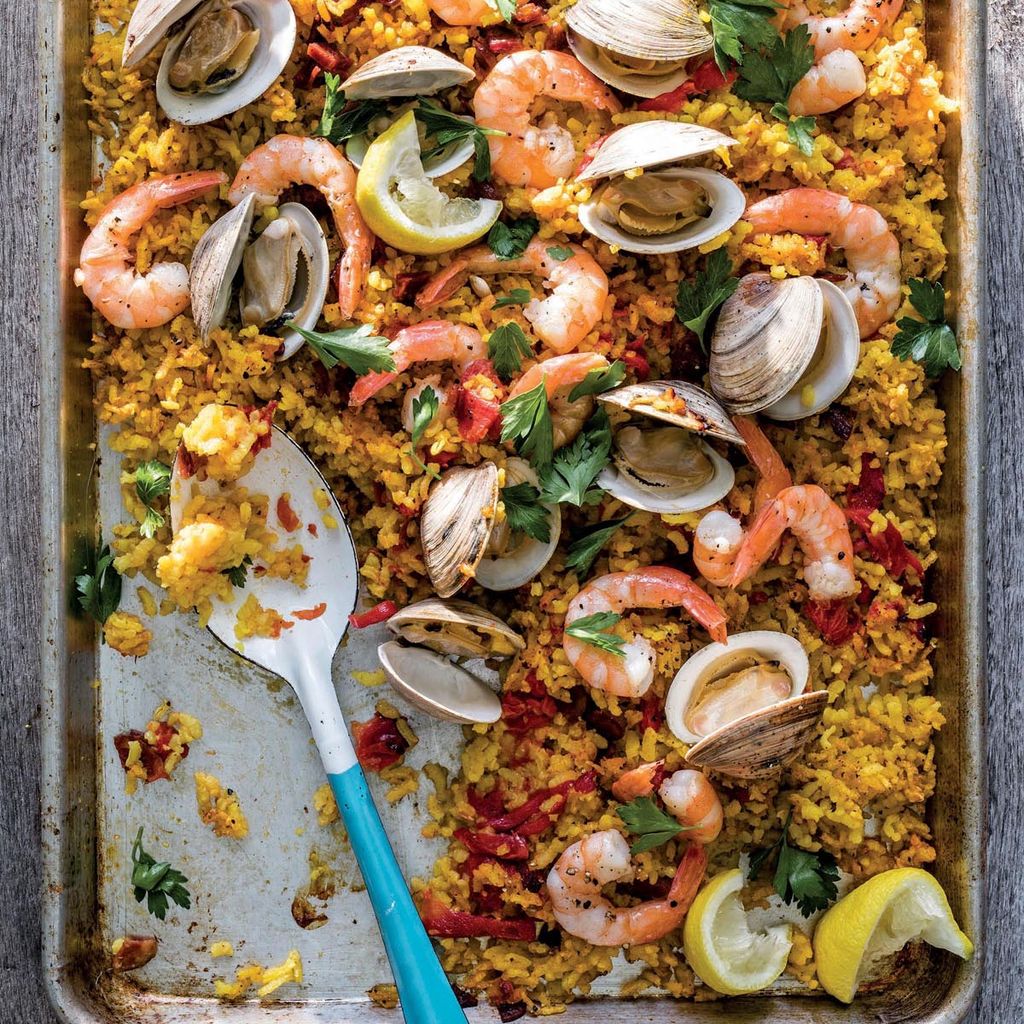 zak Aanhoudend Vervagen Oven Paella with Chorizo, Clams & Shrimp from Sheet Pan: Delicious Recipes  for Hands-Off Meals by Kate McMillan